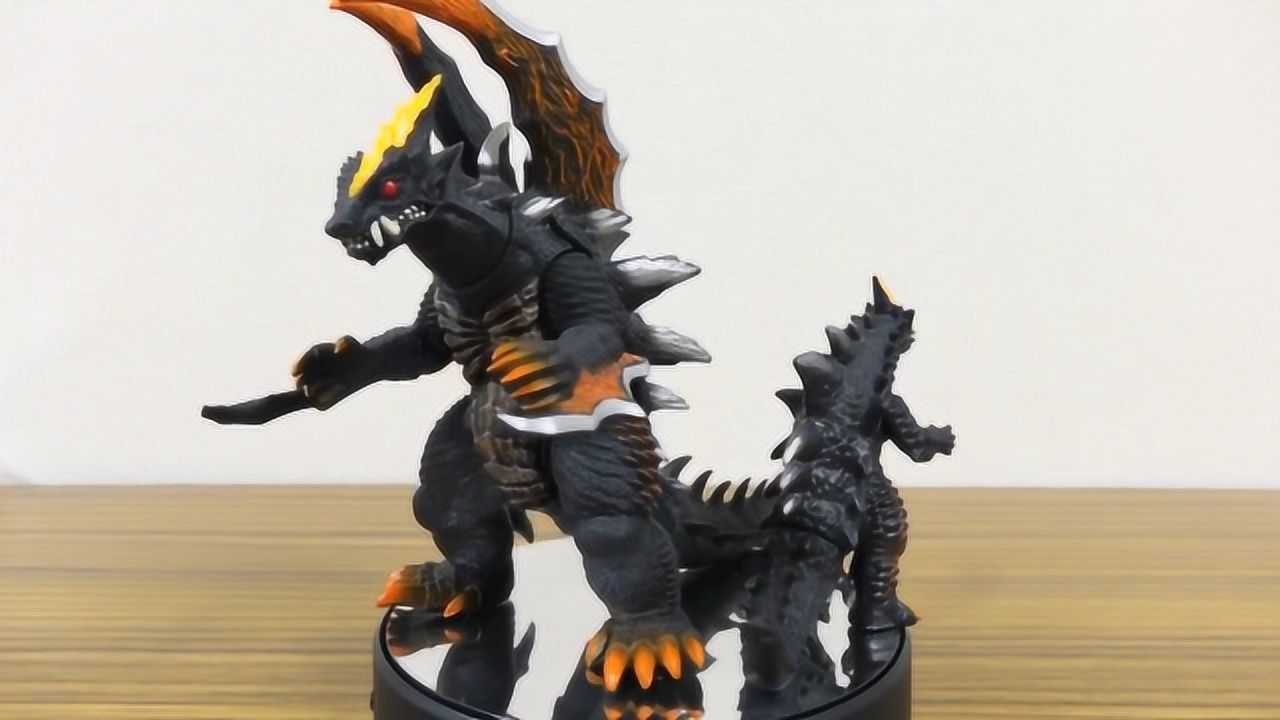 迪玛伽怪兽拿着卡片用召唤神器想召唤谁出来呢?