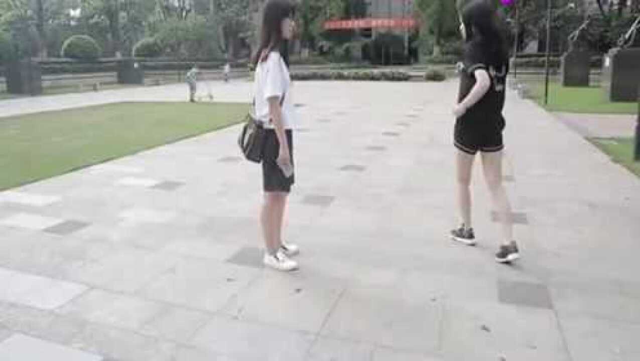 女生打架都是靠“腿”,美女恐怕下次走路都不敢打电话了吧?_腾讯视频