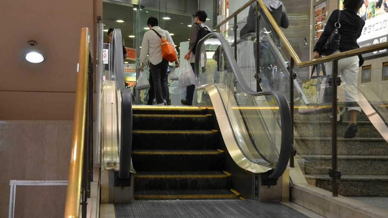 日本最短电梯,只有83厘米高,网友:到底是有多懒?