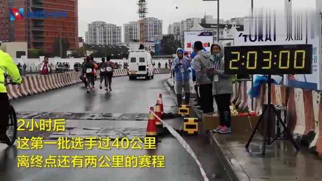 上马冷雨中开跑 “有颜值偏靠实力“得李芷萱接连夺冠