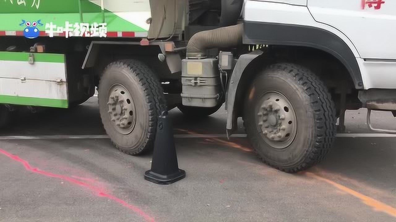 "细节关乎生命" 注意大货车的"内轮差"