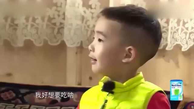 jasper一块小面包就乐开花,边吃边说好好吃,网友:小吃货!