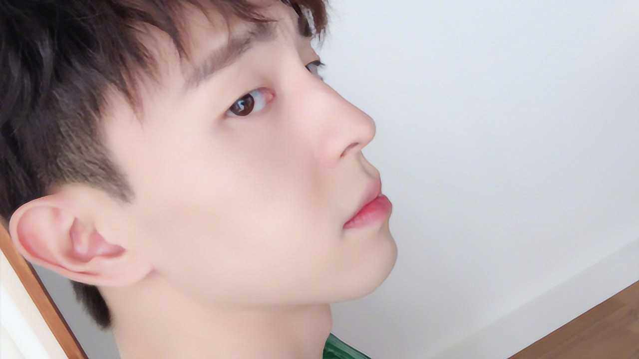 邓伦微博粉丝破3000w晒自拍颜值高