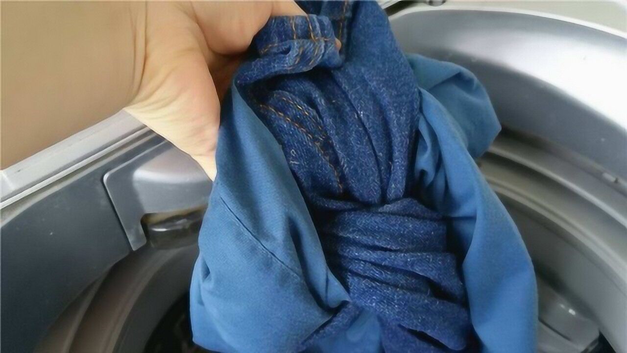 冬天洗衣服,不用洗衣机甩了,教你简单方法,衣服快速脱水没褶皱