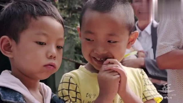 云南白族火把节的特色美食,大火烤一整只猪,大人小孩都爱吃!