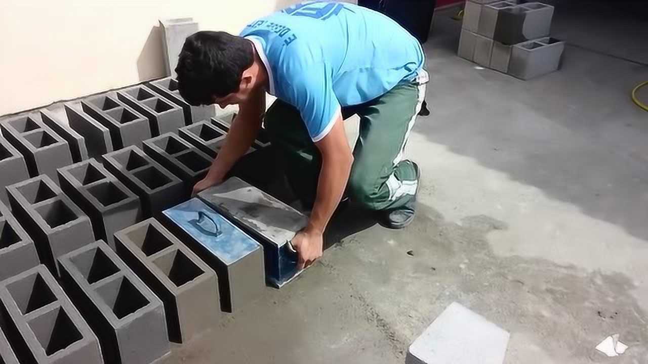 国外小伙纯手工制作混凝土砌块过程这效率在国内连老婆都娶不到