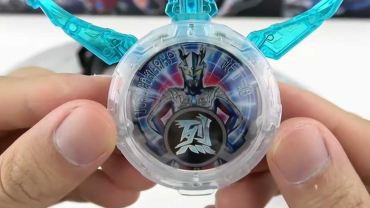 奥特曼用赛罗的罗布水晶召唤出了他的飞镖真是太帅气了