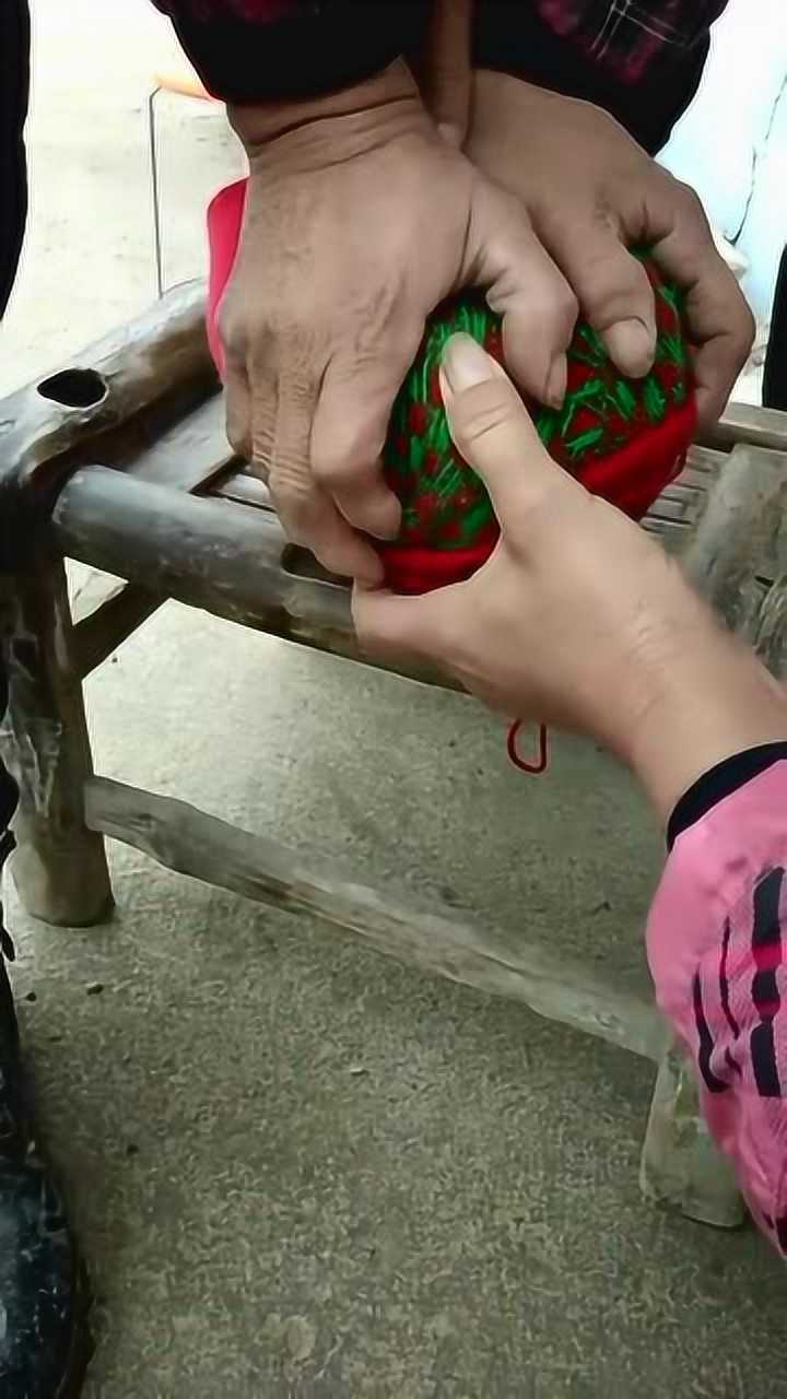 回到家奶奶在给我打鞋子一看就特别暖和