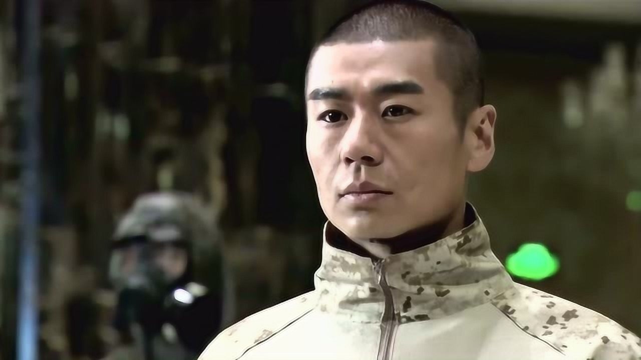 《特种兵之火凤凰》雷神进入到俘虏地方也不忘记对林国良敬礼!