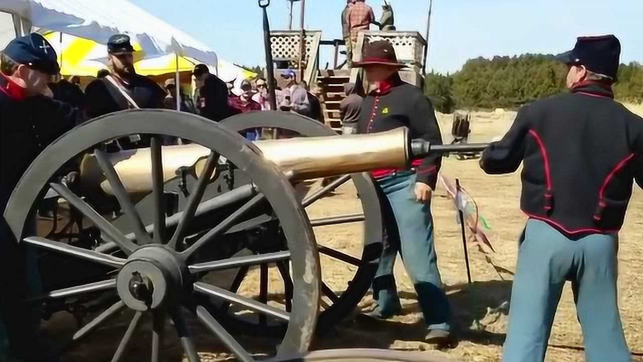 老外轮流射击m1857拿破仑炮小萝莉都能体验的吧