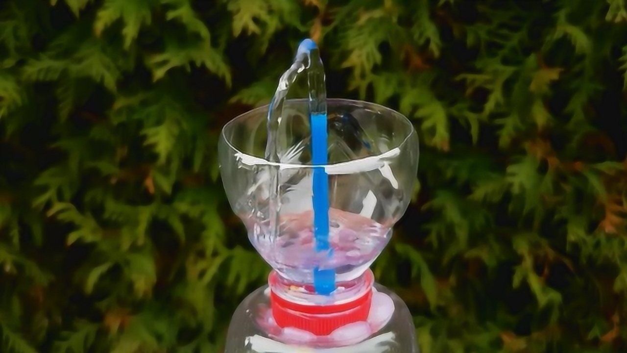 用3个瓶子做个无动力水循环喷泉你能看懂吗