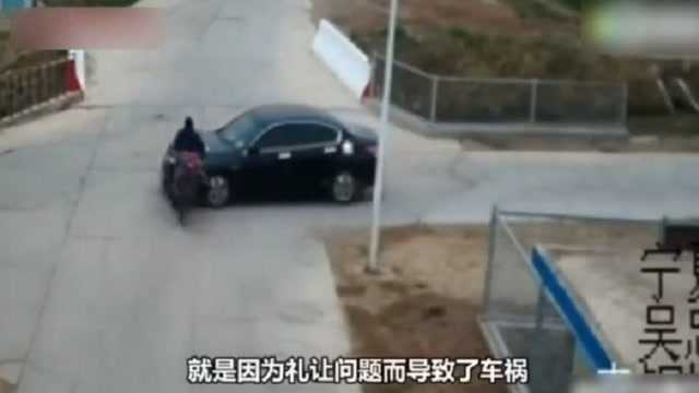 十字路口减速慢行,合理礼让安全通过