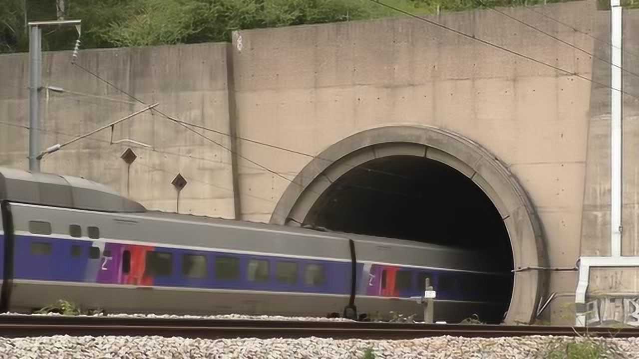 火车撞山洞男女之间图片