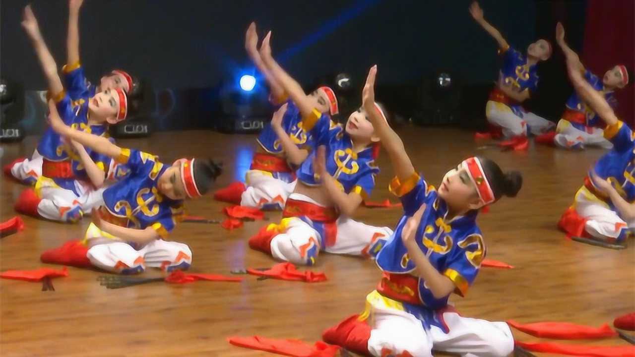 少儿筷子舞春到草原表演雀之灵舞蹈学校