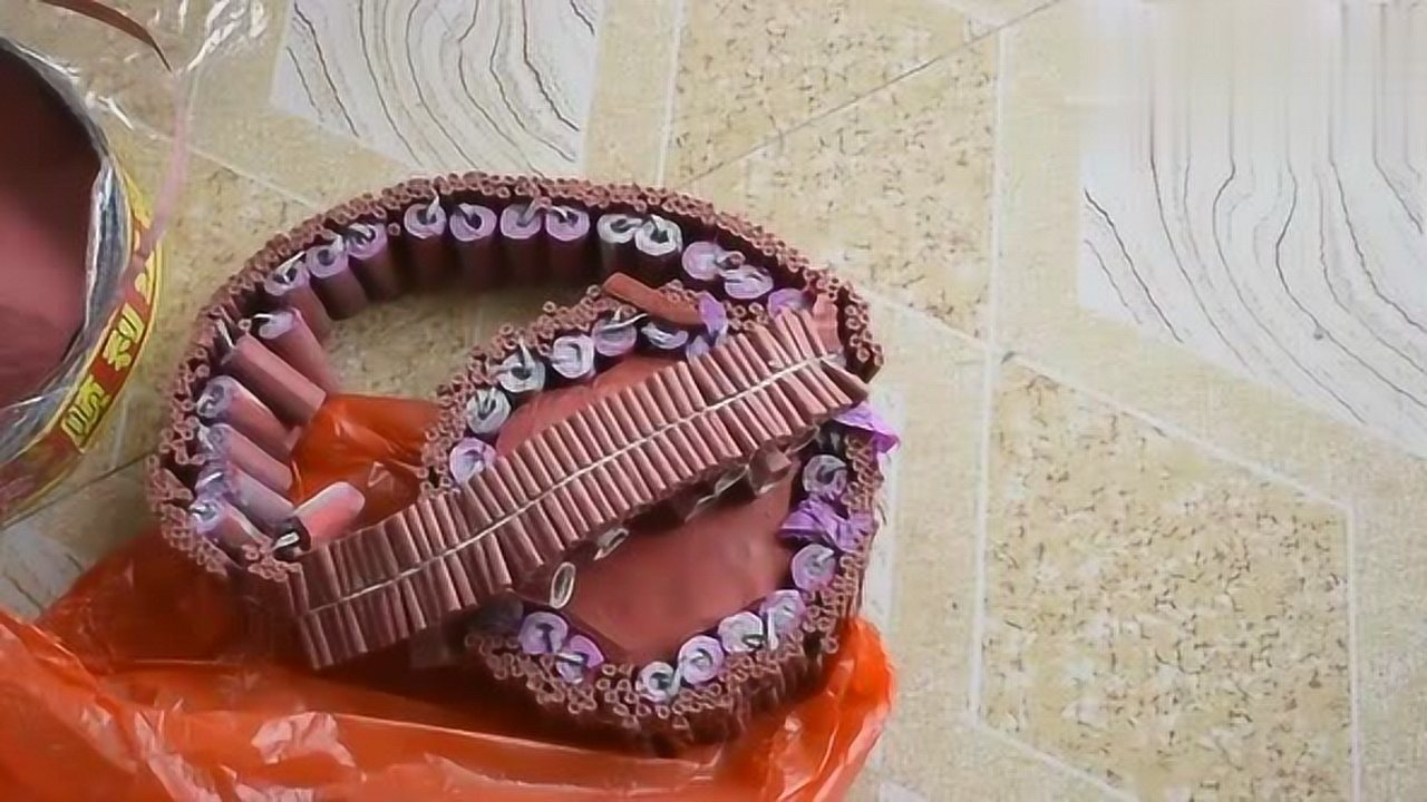 将10000响鞭炮放进水桶,点燃引线瞬间,会发生什么呢?