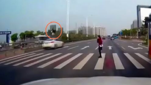 广东珠海疾驰轿车撞飞横穿马路女子视频曝光！行人目睹车祸全程