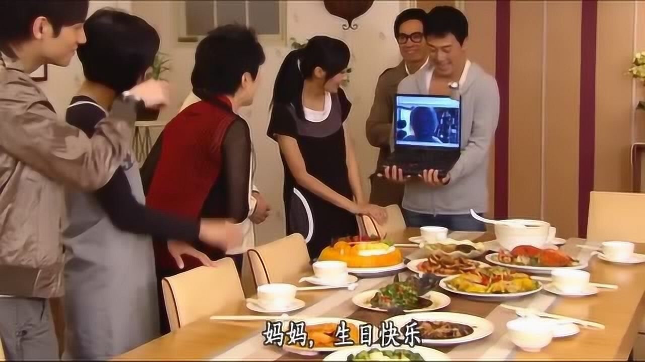 《溏心风暴之家好月圆》精彩合集_大家为莎姨准备了一个惊喜,莎姨要挨个亲吻大家,结果尴尬了_电视剧_高清完整版视频在线观看_腾讯视频