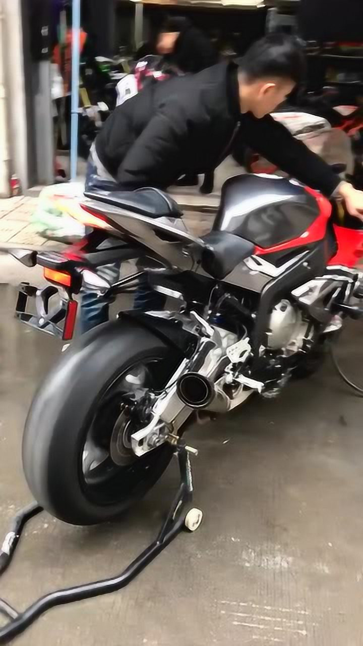 摩托车空跑时速299,真厉害!