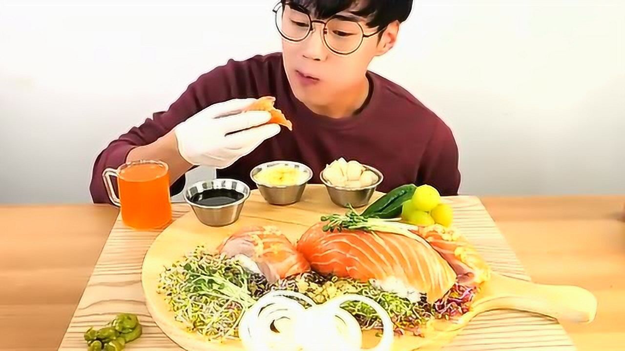 韩国大胃王小哥哥吃播真优雅带着手套吃东西