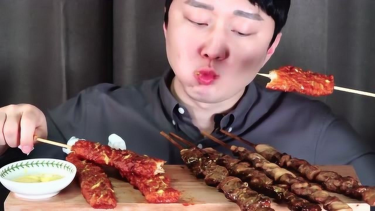 韩国呆哥吃炸串和烤串,大口狂吃全程不说话,听声音我都饿了!