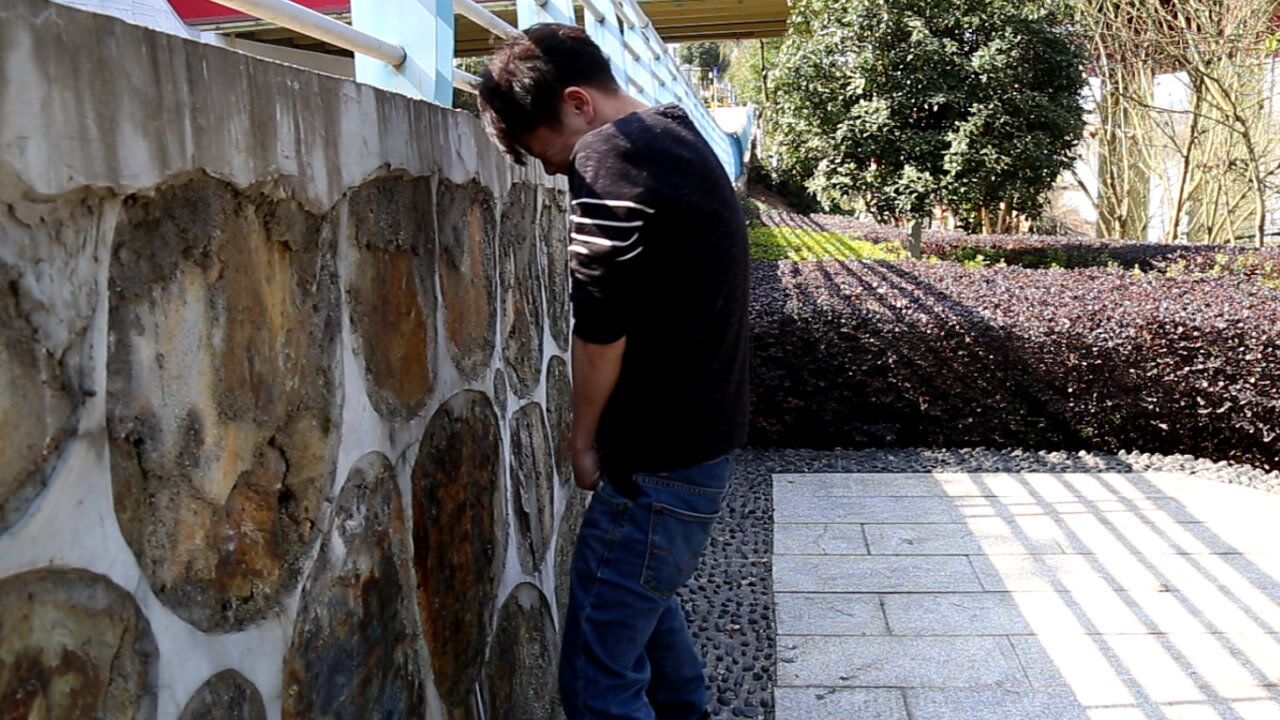 对付随地大小便的人,这种方法最合适