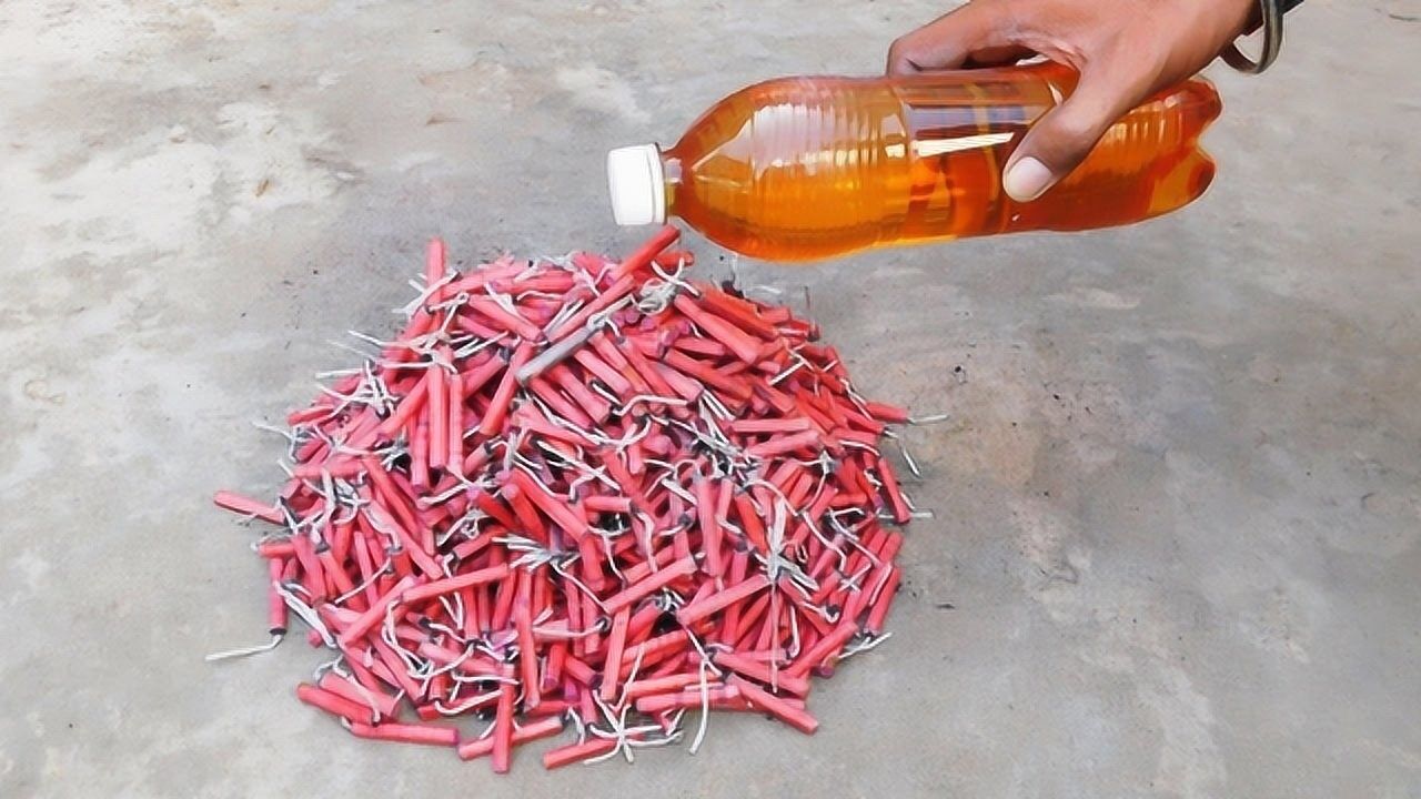 老外作死实验,1000根鞭炮浇上汽油,燃烧起来堪比小型爆炸现场!