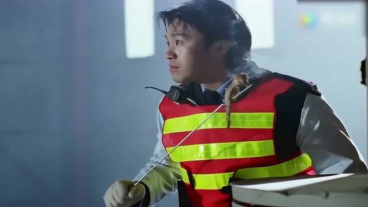 逃学威龙阿星的心真大吃着鸡翅来到危险的仓库