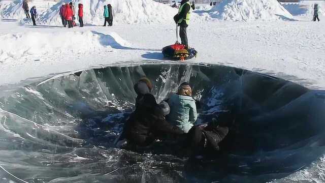 雪坑大逃亡!5名女子被困“冰监狱” 几番挣扎仍滑回原地