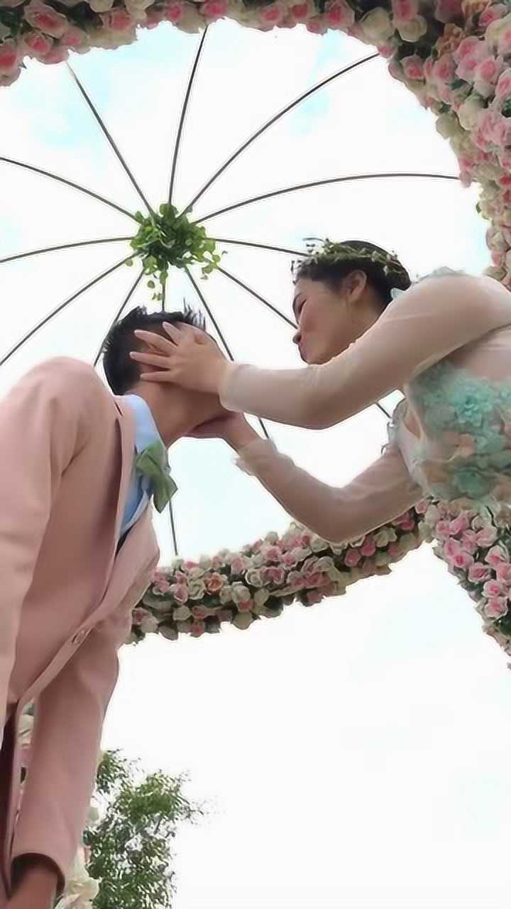 情侣拍亲吻照,美女一把拦过男友亲上