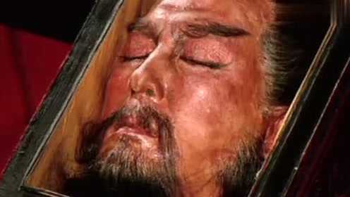 三国演义:曹操得关羽首级,刚想幸灾乐祸却吓赶快祭拜厚葬他!