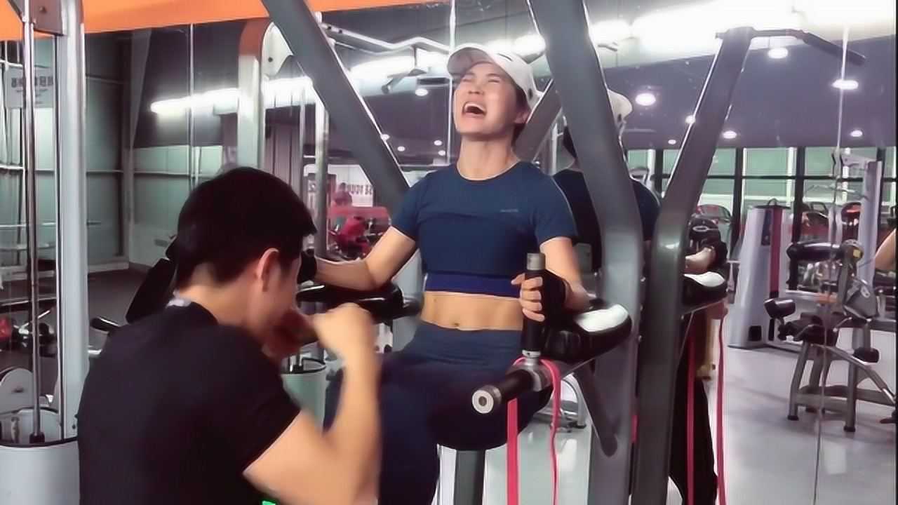 美女练腹肌要靠击打,肌肉酸爽的受不了
