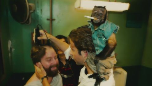4名美国男子醉酒后在泰国疯狂一夜，带着抽烟的猴子闹翻酒吧！