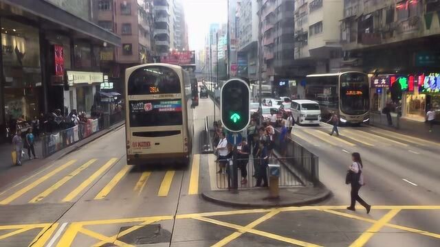 香港双层巴士上近距离欣赏香港街道