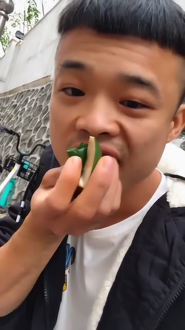 槟榔男神吃槟榔口香糖,然而他的破洞裤才是亮点