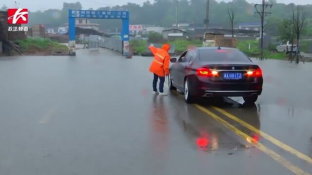 路面积水阻碍出行,排水车现场作业保道路通畅