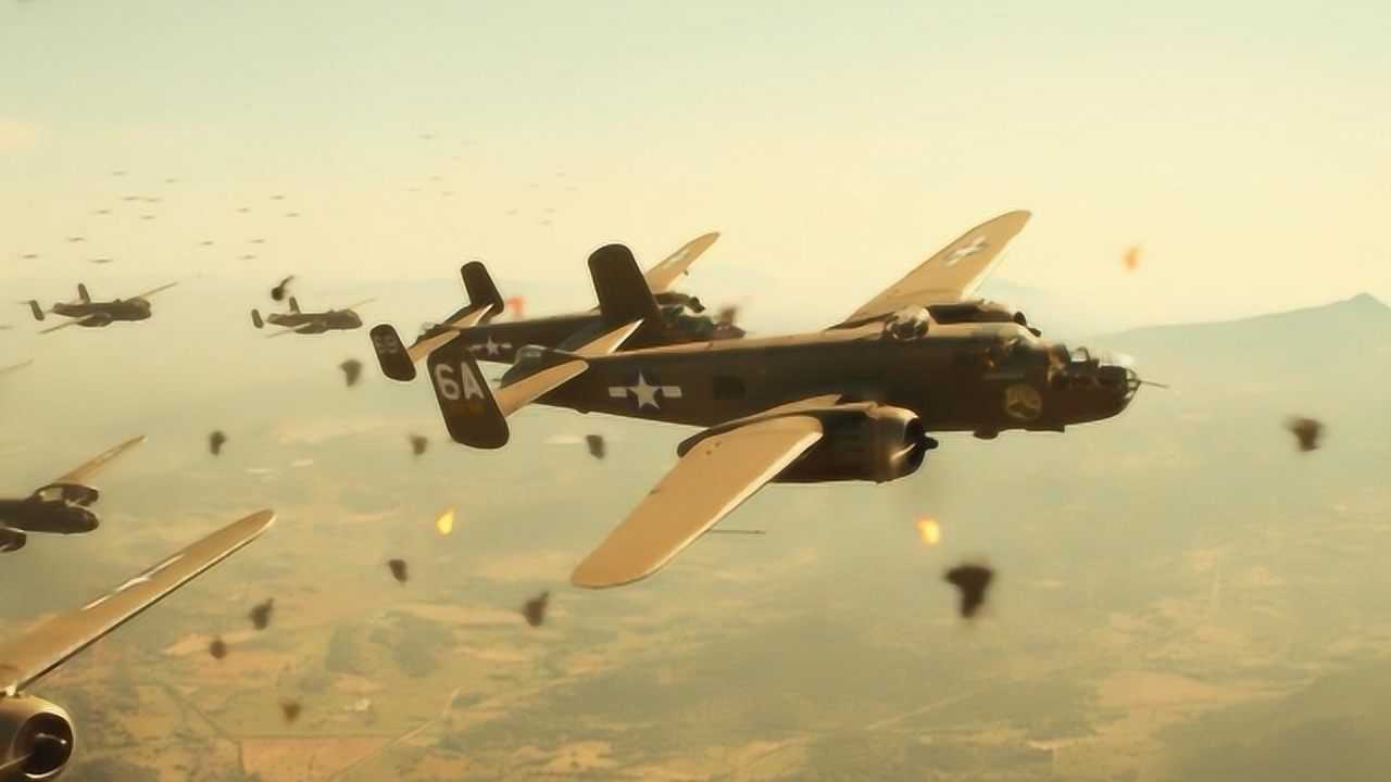 二战时期美军轰炸机群轰炸德军投弹画面难得一见