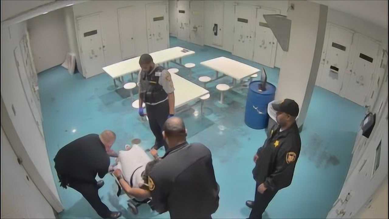 女犯被4狱警带进审讯室,遭遇“恶劣”对待,看完监控难以平静!_腾讯视频