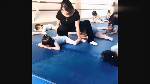 这个教练太狠了,竟然这样给小女孩压腿,光看着就很疼!(2)_腾讯视频