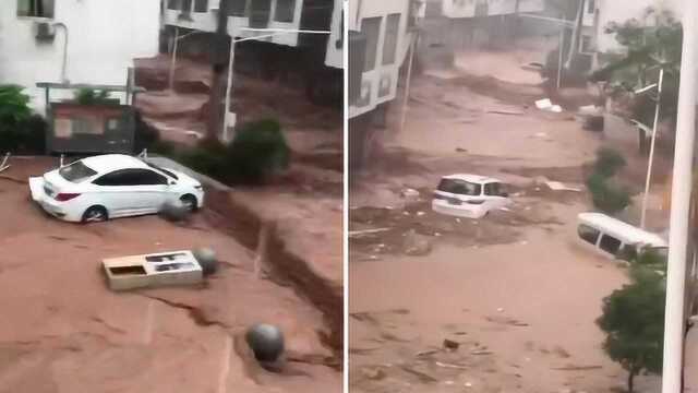 直击四川巴中暴雨多地被淹 洪流倾泻而下数辆汽车被冲走