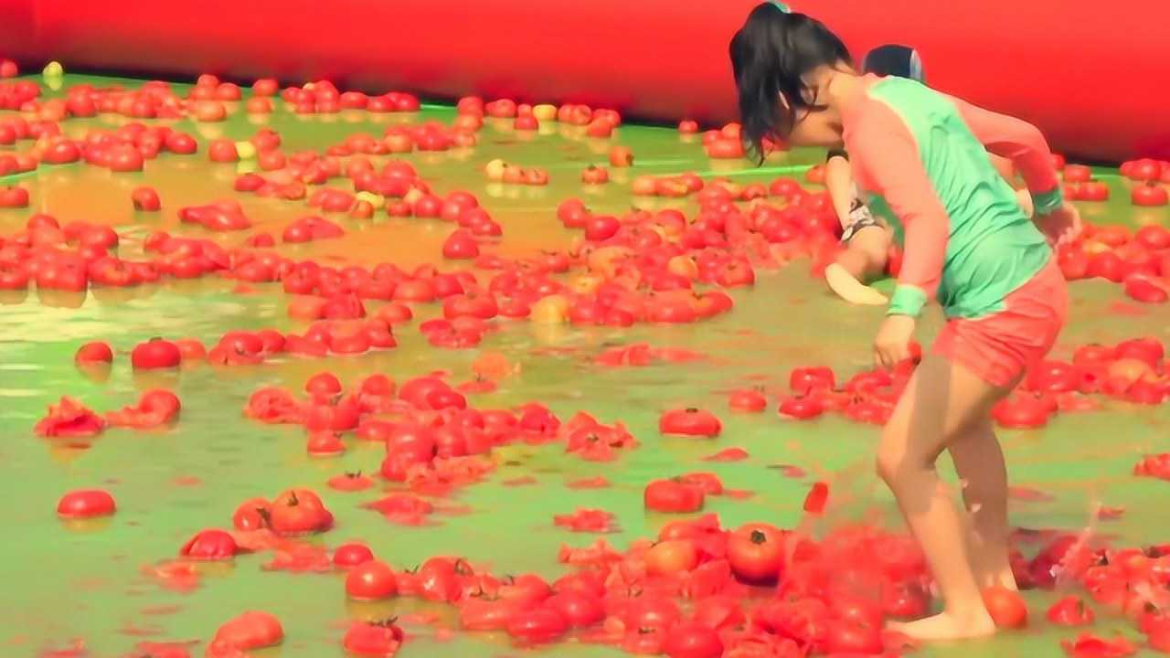 萌娃小可爱去水上乐园踩番茄玩好多番茄呀看谁踩得更多