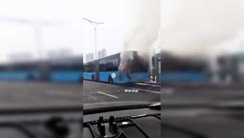 蚌埠东海大道一辆公交车尾部起火 现场浓烟滚滚