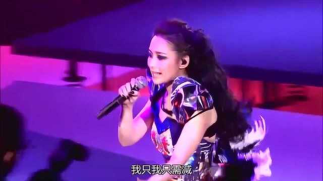 Twins演唱会座无虚席,一首《士多啤梨苹果橙》嗨翻全场