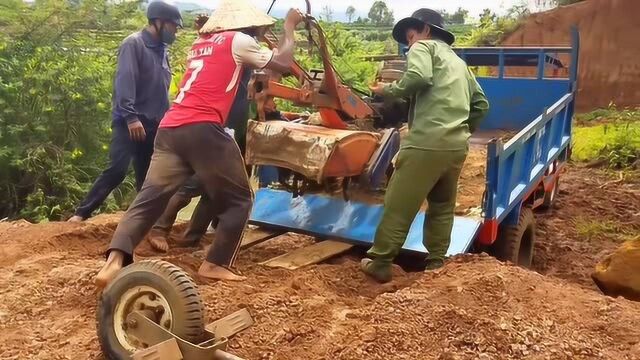 拖拉机下拖车视频,看手扶拖拉机怎么下拖车,农民智慧真是无穷大