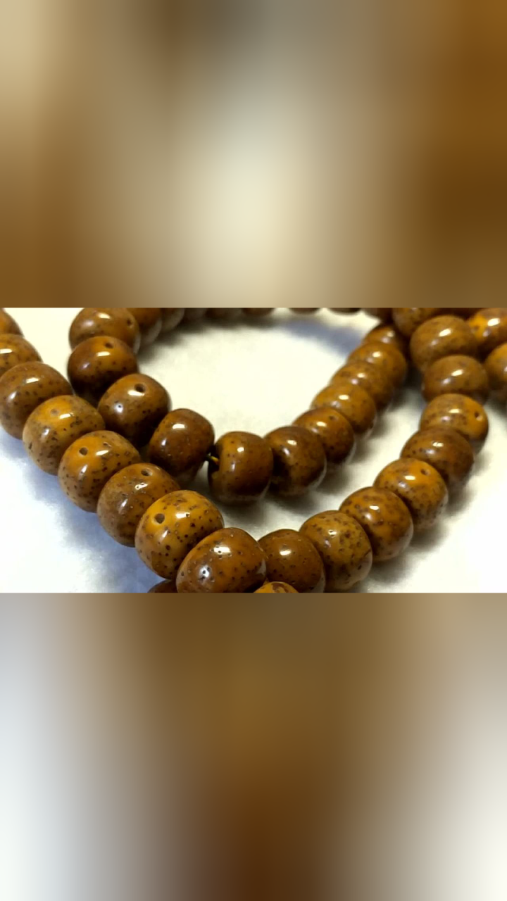 盘玩原生态星月菩提和脱脂顺白星月菩提哪个色差大?