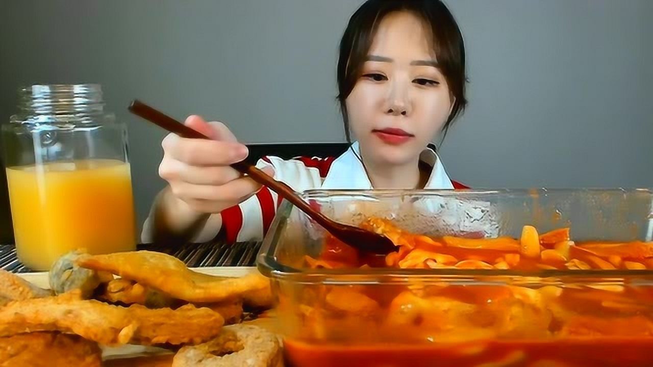 大胃王美食吃播,韩国妹子吃奶酪年糕,炸年糕条