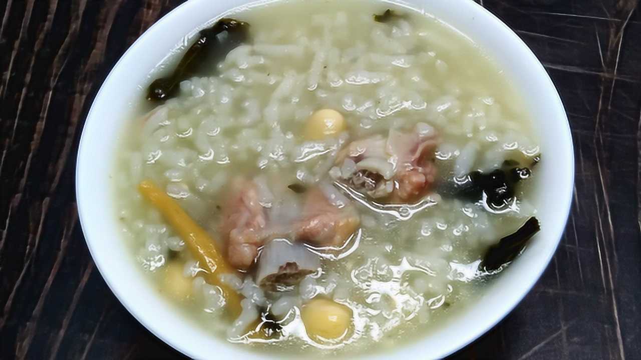 源自广东的百年粥品,菜干排骨粥,润肺又下火,二十分钟就能享用