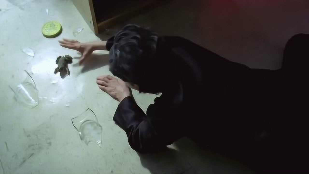 龙婆知道自己大限将至为了吊住最后一口气竟把青蛙塞进了嘴里