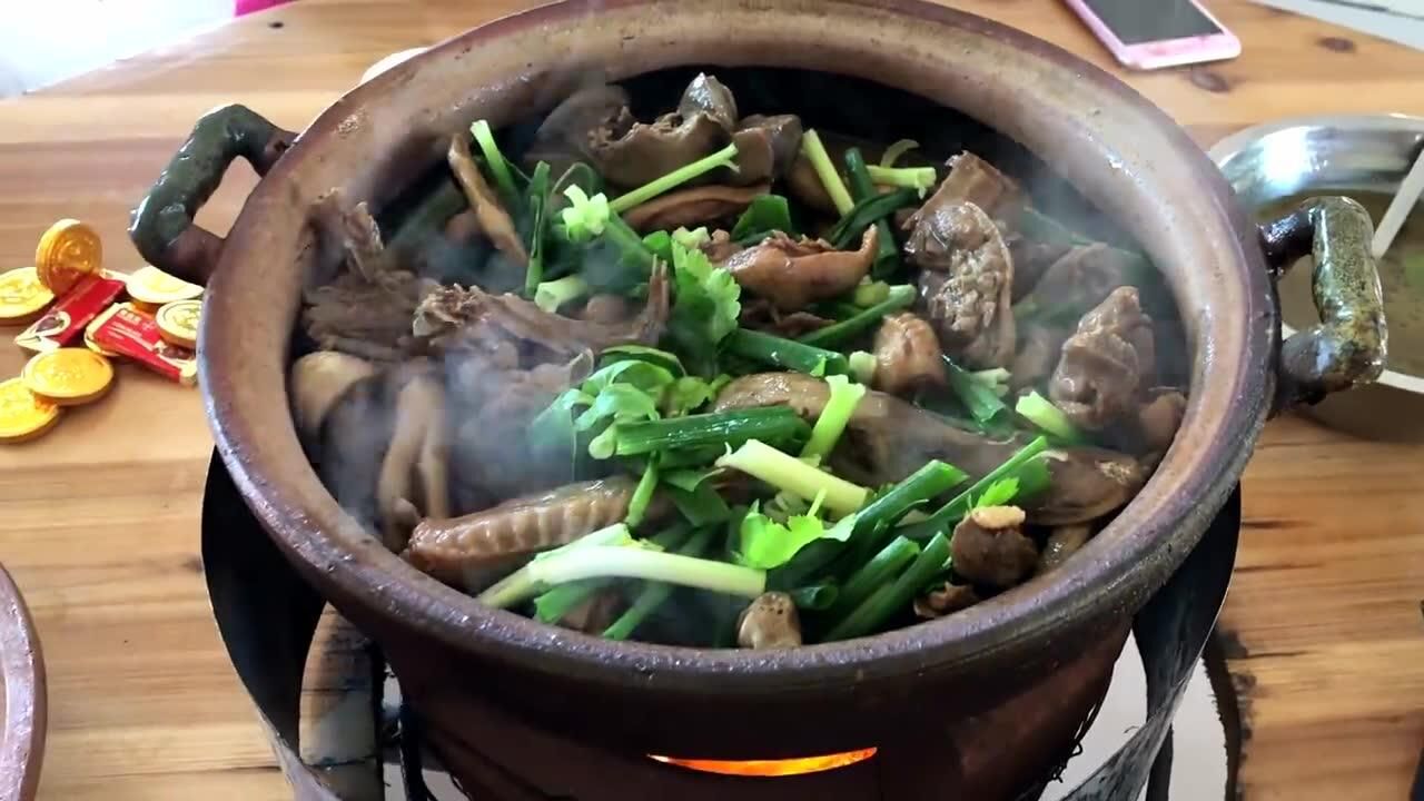 三亞旅遊小哥帶朋友品嚐海南本土美食屯昌香草鴨