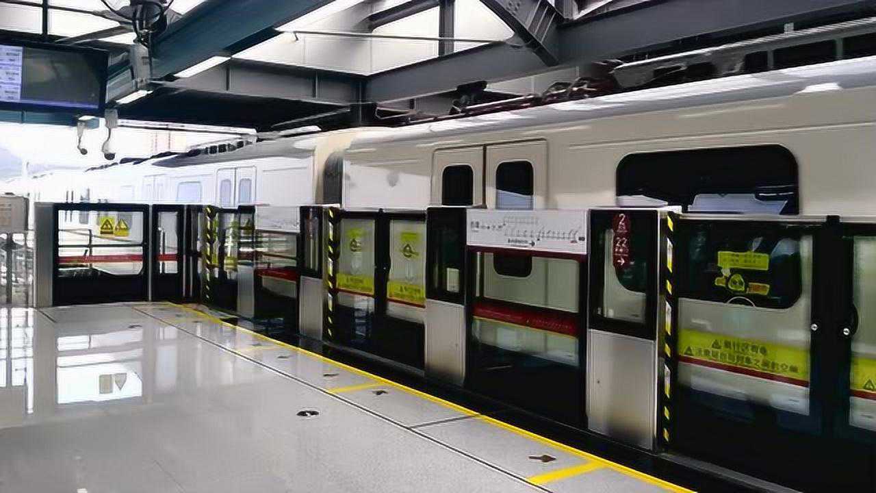 广州地铁:14号线b7型列车"橙宝宝"停靠赤草站台!