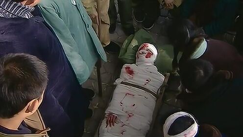 哥哥把妹妹打扮成伤员,妹妹被裹成一个"木乃伊",太拼了